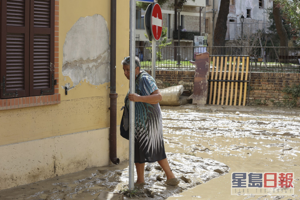 中部山洪暴發街道上滿是泥濘。AP