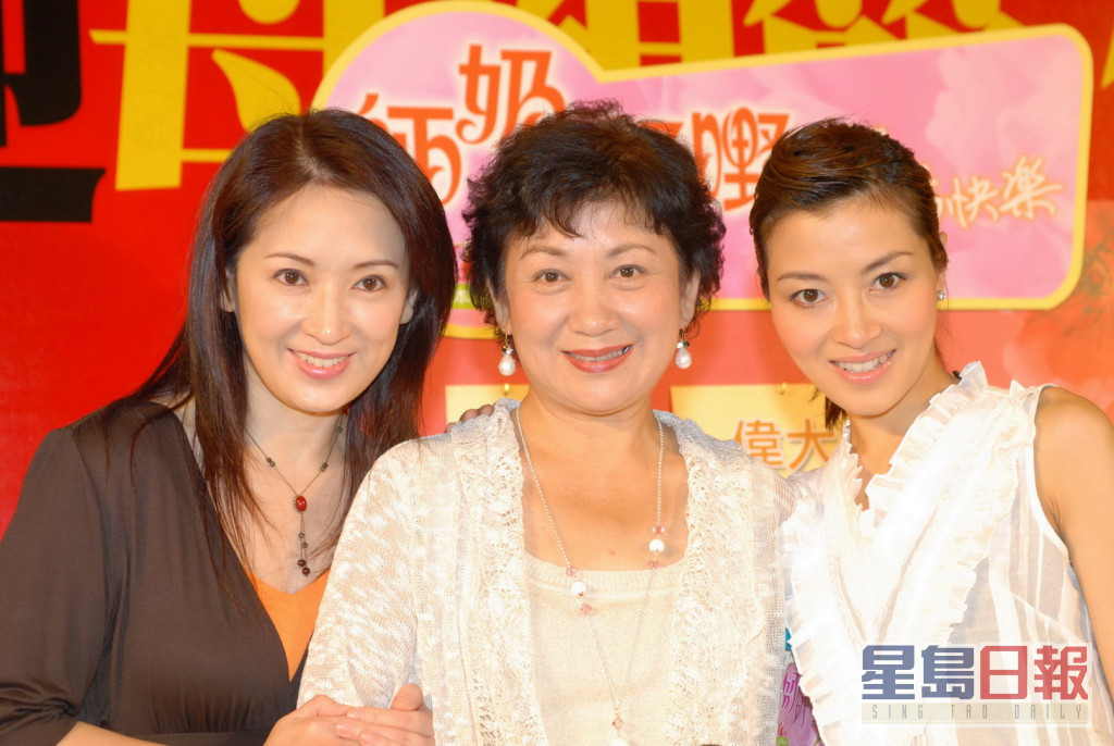 黃璦瑤（右）於香港演藝學院畢業後就加入亞視。