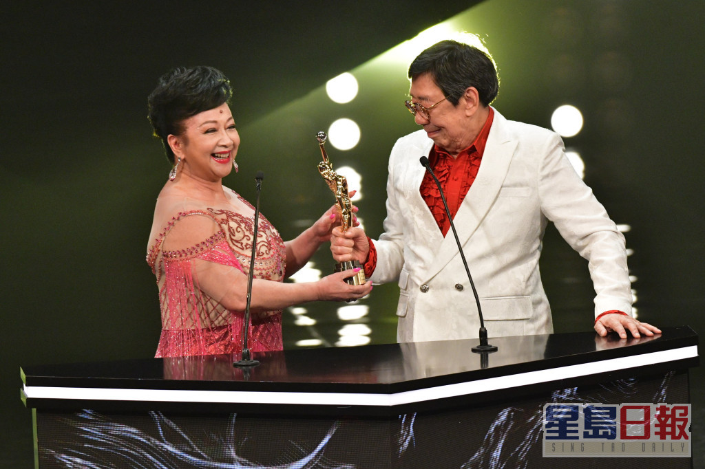 薛家燕颁奖予胡枫。