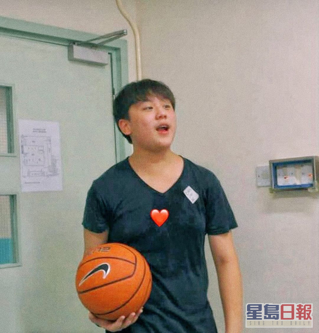 有网民鼓励姜涛自律减肥，更希望他不要用节食减肥，认为节食伤身又易反弹，鼓励他要多运动。