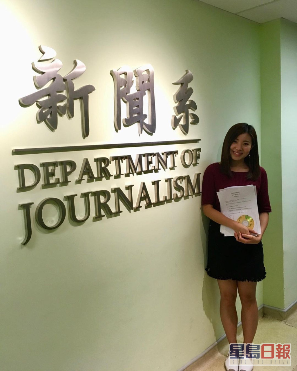 翌年转投TVB新闻部。