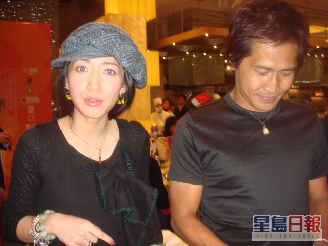 齐秦快将50岁时，与相差24年的歌手孙丽雅拍拖。