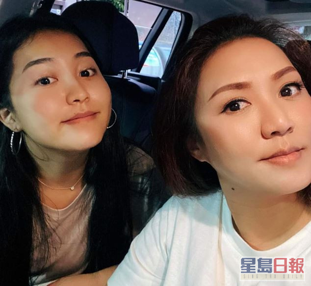 两母女一直感情要好，俨如两姊妹。