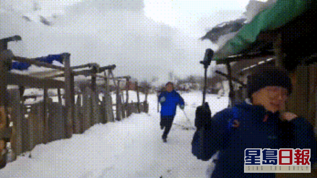 两名男子在雪崩的反方向奔跑。网图