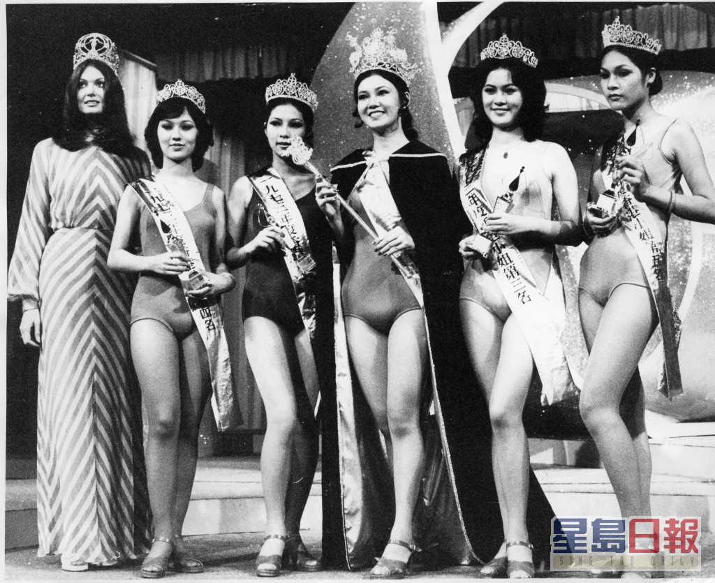 赵雅芝（左二）1973年参加首届香港小姐获得第四名，同届冠军是孙泳恩。