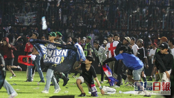 印尼上月有足球赛球迷闯入球场爆发骚乱，造成至少125人死亡。路透社图片