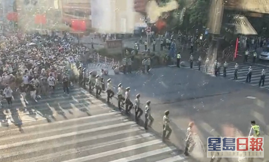 上海南京路步行街武警再次组成「人墙」保护游人过马路。网图