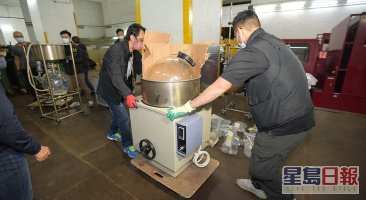 警方检获多台工业用搅拌器及蒸馏器等器材。