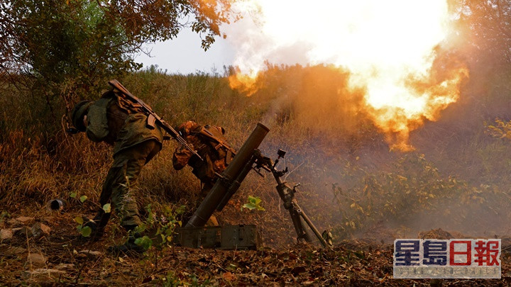 烏東地區持續爆發戰鬥，有親俄民兵向烏軍開火。AP圖片