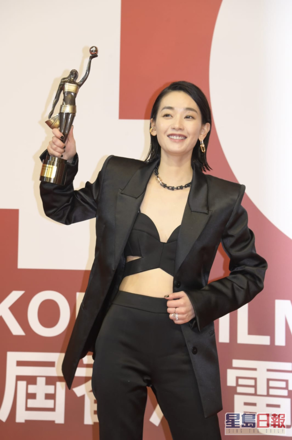 夺《第40届香港电影金像奖》影后。