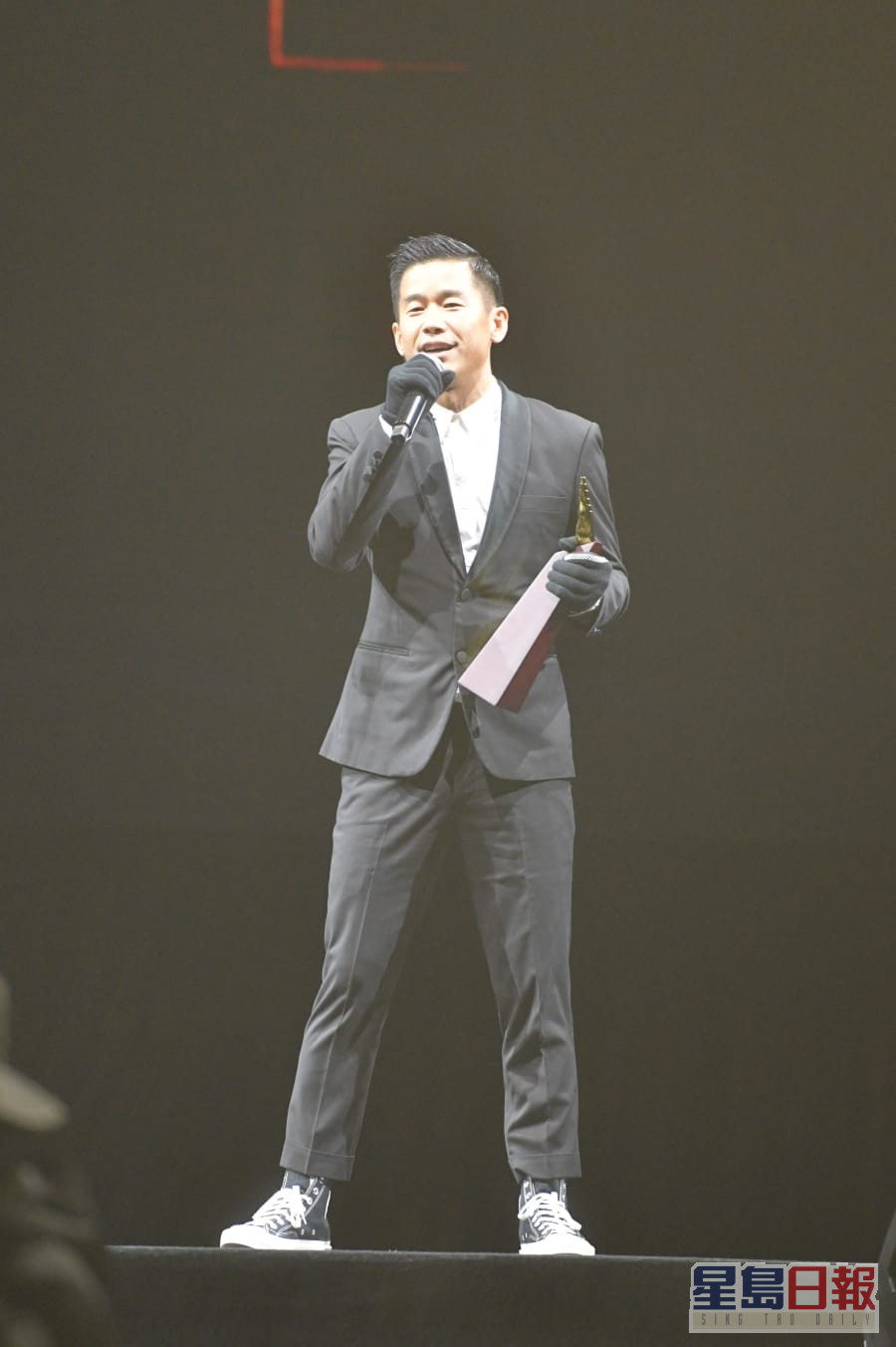 林海峰颁发「我最喜爱」的奖项时，不停搞鬼。