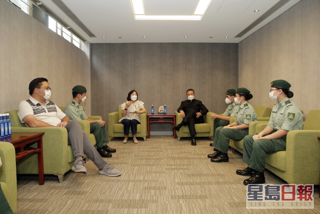 麦美娟（左三）及梁宏正（左一）与总会的青少年成员交流。政府新闻处图片