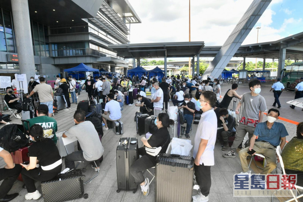 数以百计旅客等候检测结果过关。