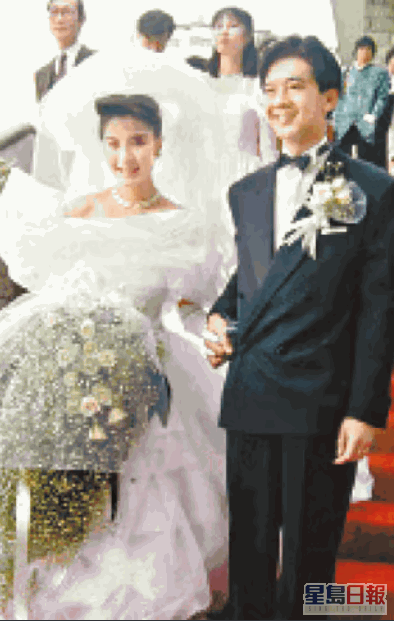 杨紫琼在1988年与富商潘迪生结婚，婚后息影少奶奶，不过这段婚姻维持了三年就离婚收场。近年她接受《鲁豫有约》访问时，表示当年是是按潘迪生意愿息影，但却感觉到生活上就似依附潘迪生而存在，顿觉十分迷茫。