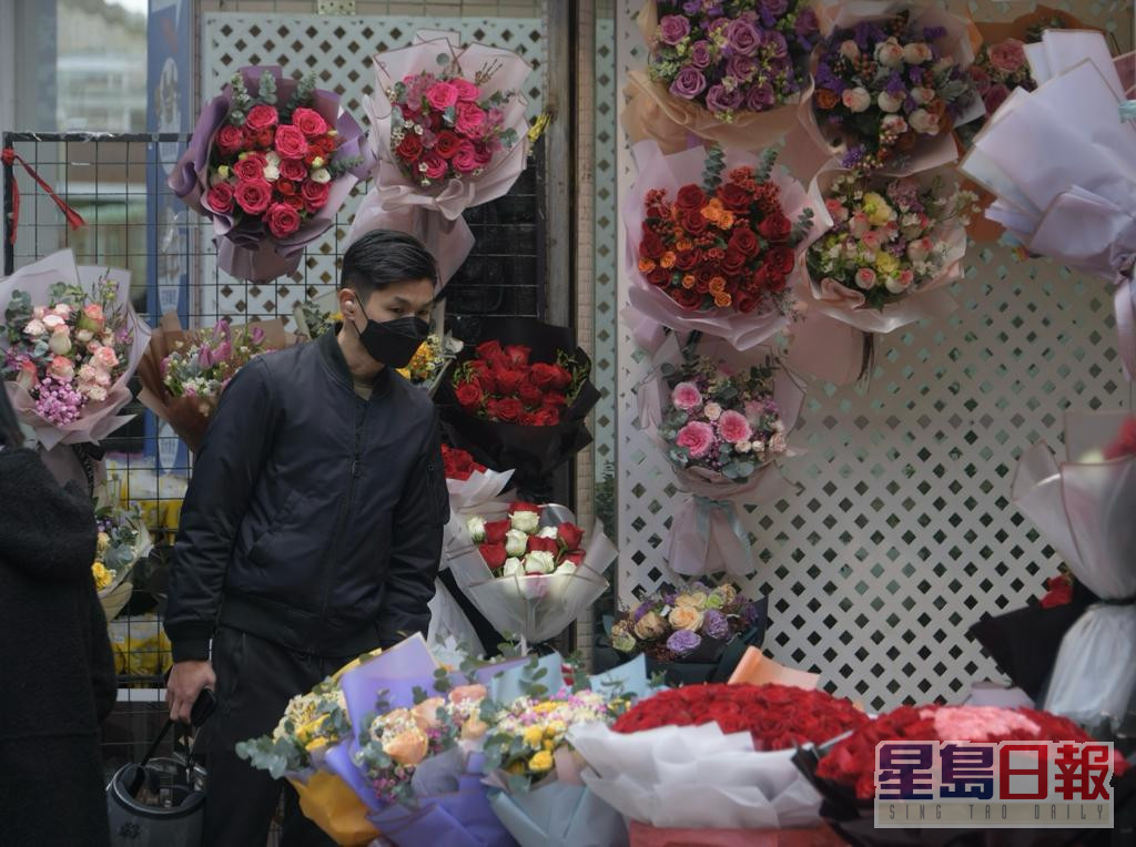 男士到花店选购鲜花送给女友或妻子。