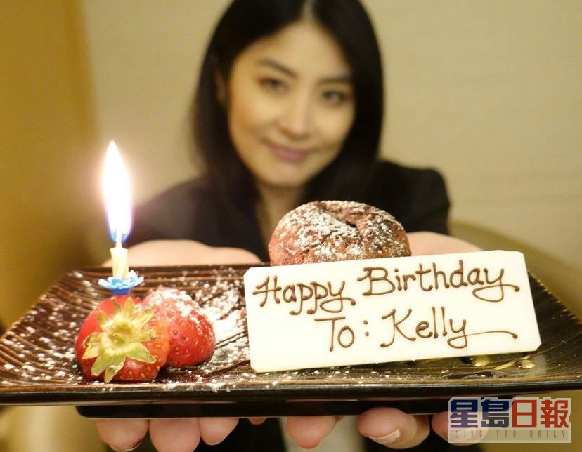 Kelly 9月贴相庆祝50岁生日，依然少女味浓。