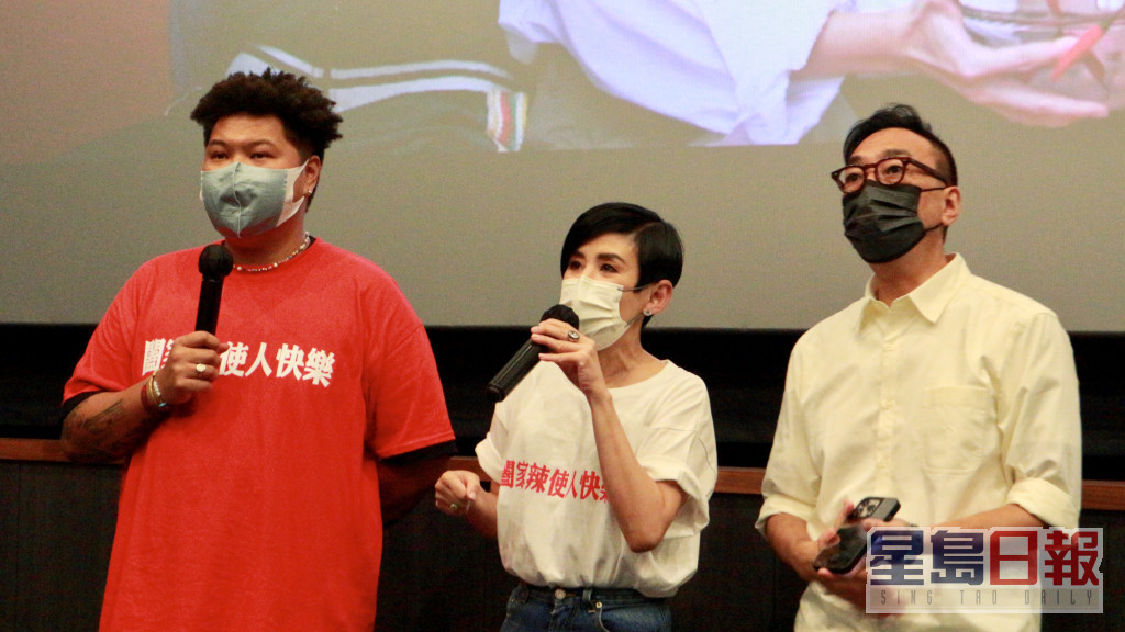 吴君如同导演郑晋轩（左）、监制邹凯光（右）一齐谢票。
