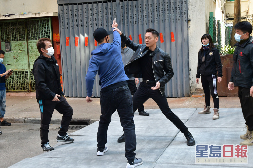 张振朗即场学习专业搏斗技巧。