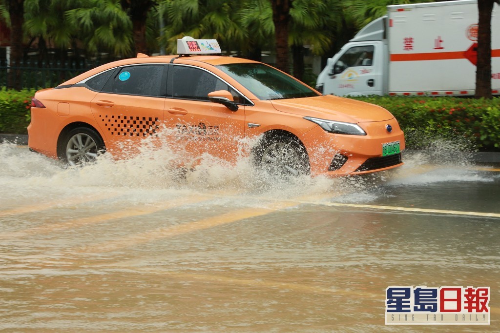 海南三亚出现暴雨部分地区水浸。新华社