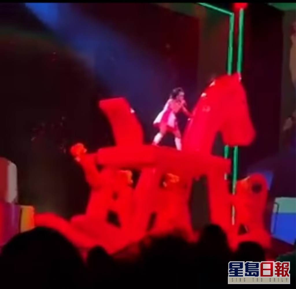 观众偷拍了Katy在舞台上寸爆官司输家的片段。