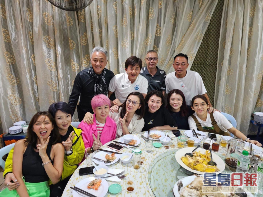 前TVB藝人崔加寶（前左三）及鍾淑慧（前左四）等亦有出席飯局。