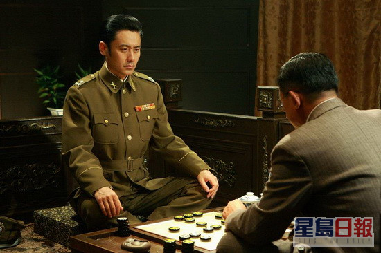 吴秀波2010年凭电视剧《黎明之前》获封金鹰奖、华鼎奖视帝。