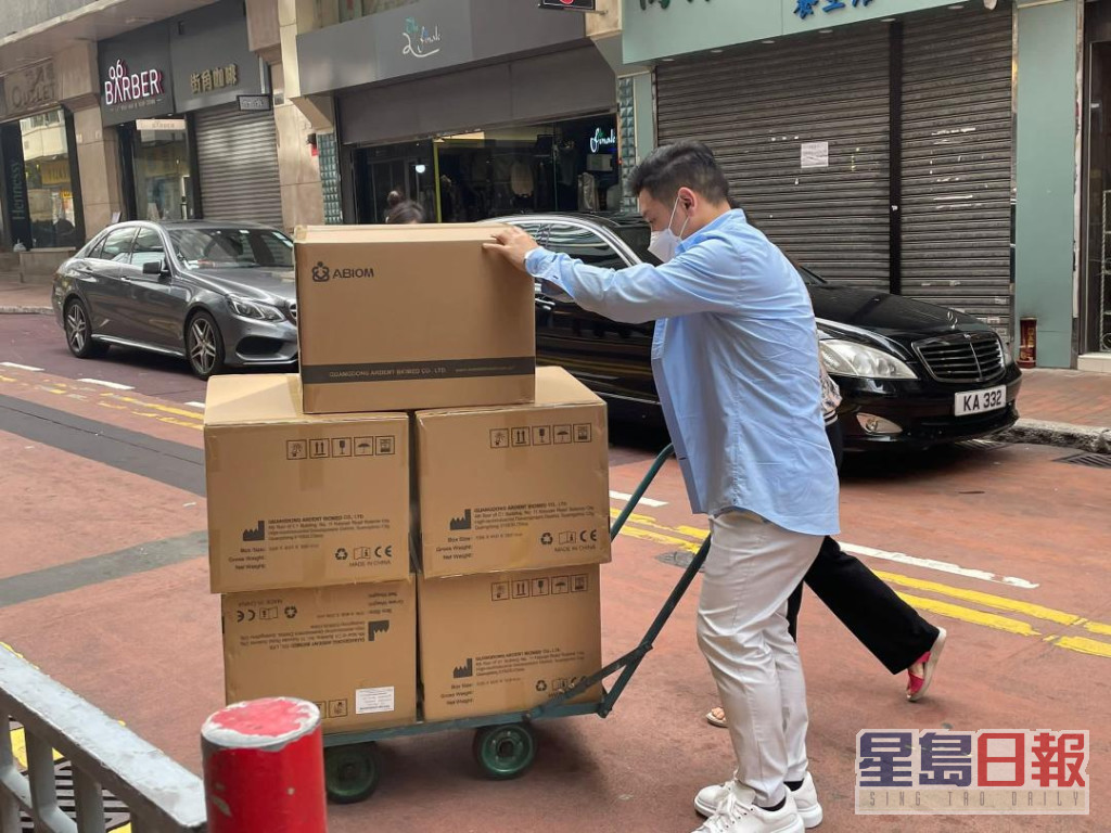 亚视董事陈伟杰亲自搬运物资。