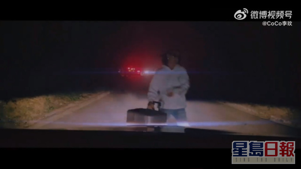 新歌预告片中，李玟拖著行李箱步上车。