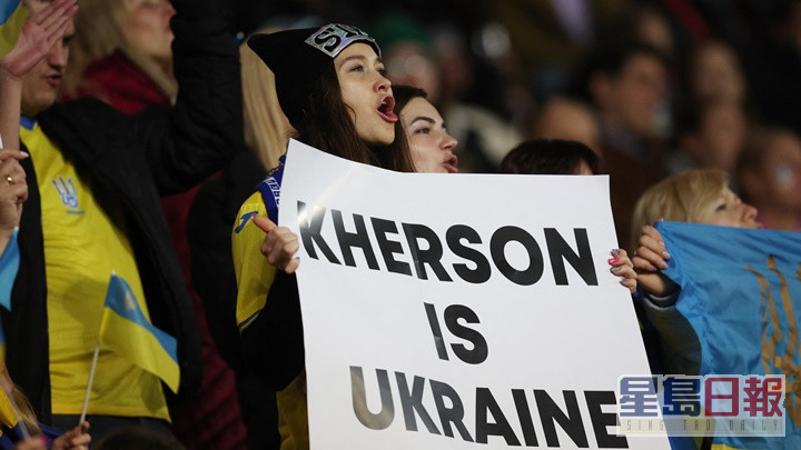 有乌克兰球迷在球赛中展示标语，重申赫尔松属于乌国。路透社图片