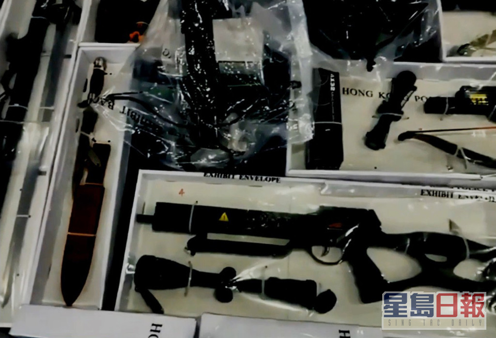 警方搜出大量汽槍及劍等攻擊性武器。李建人攝