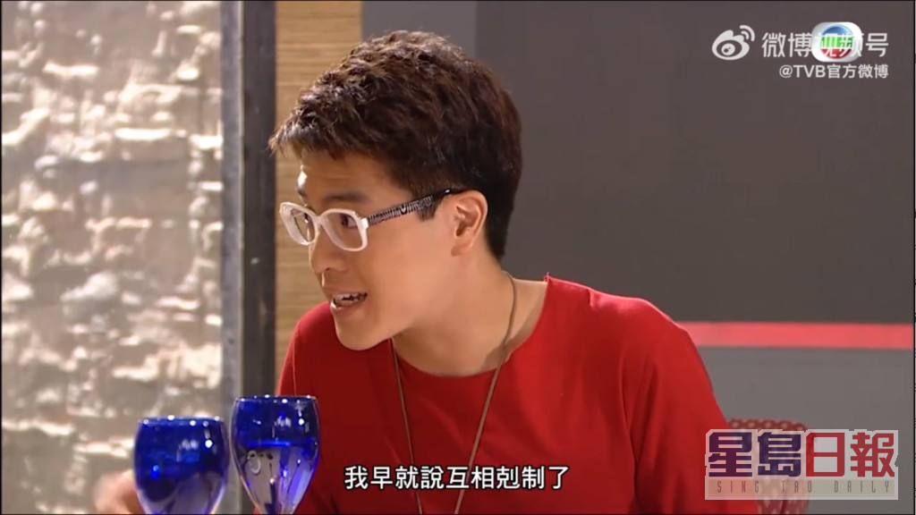 關浩揚於訓練班畢業後成為TVB合約藝員。
