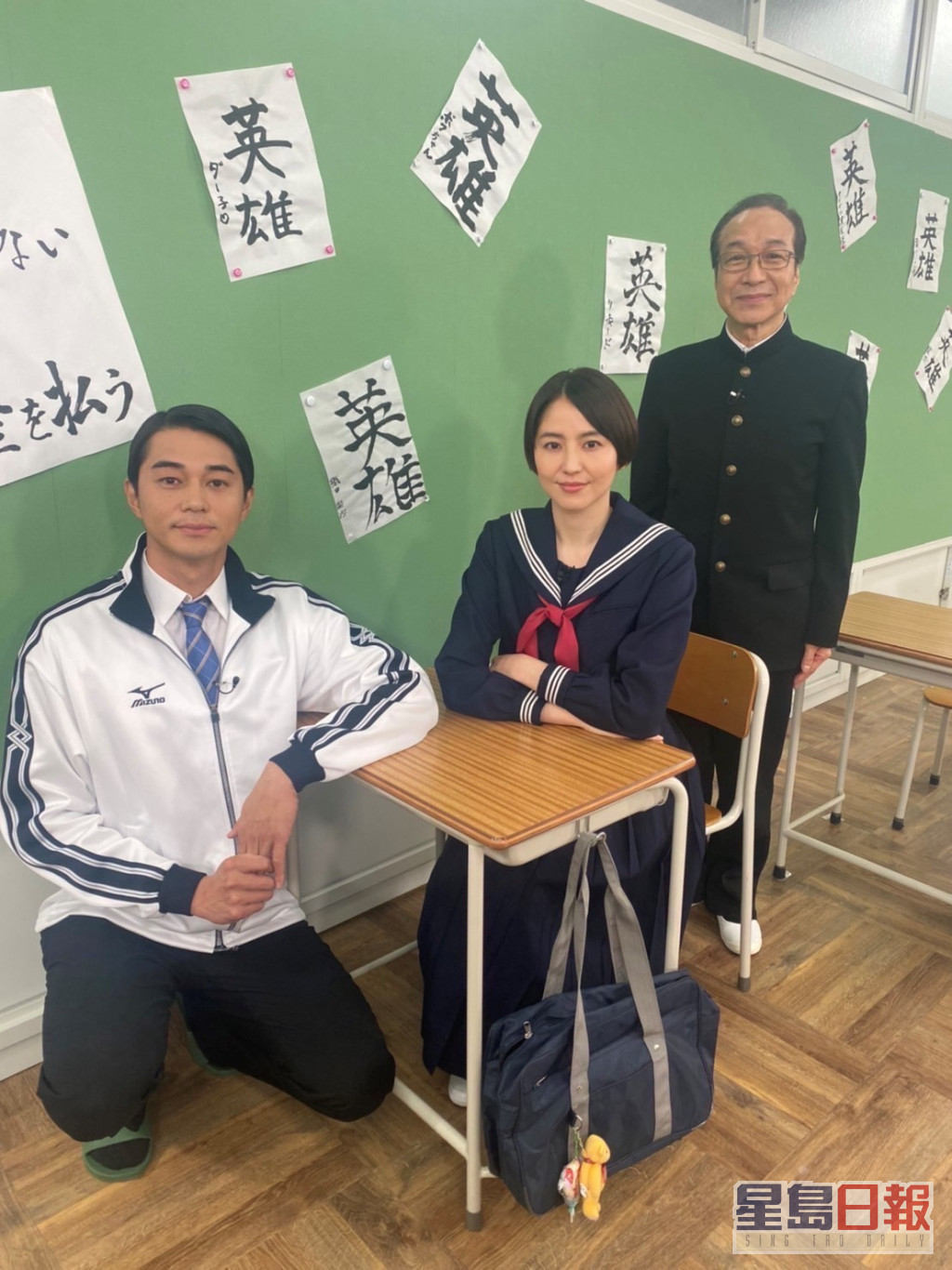 （左起）東出昌大、長澤正美及小日向文世為電影宣傳，穿上校服拍攝特備節目。