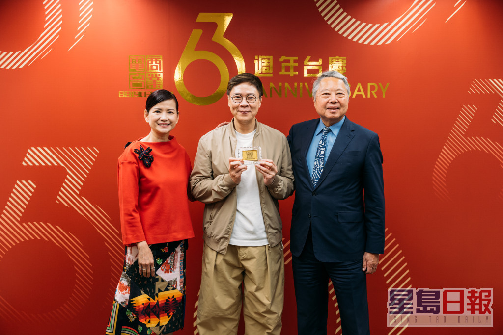 主席何驥（右）及行政總裁陳靜嫻頒發長期服務獎予陳志雲。