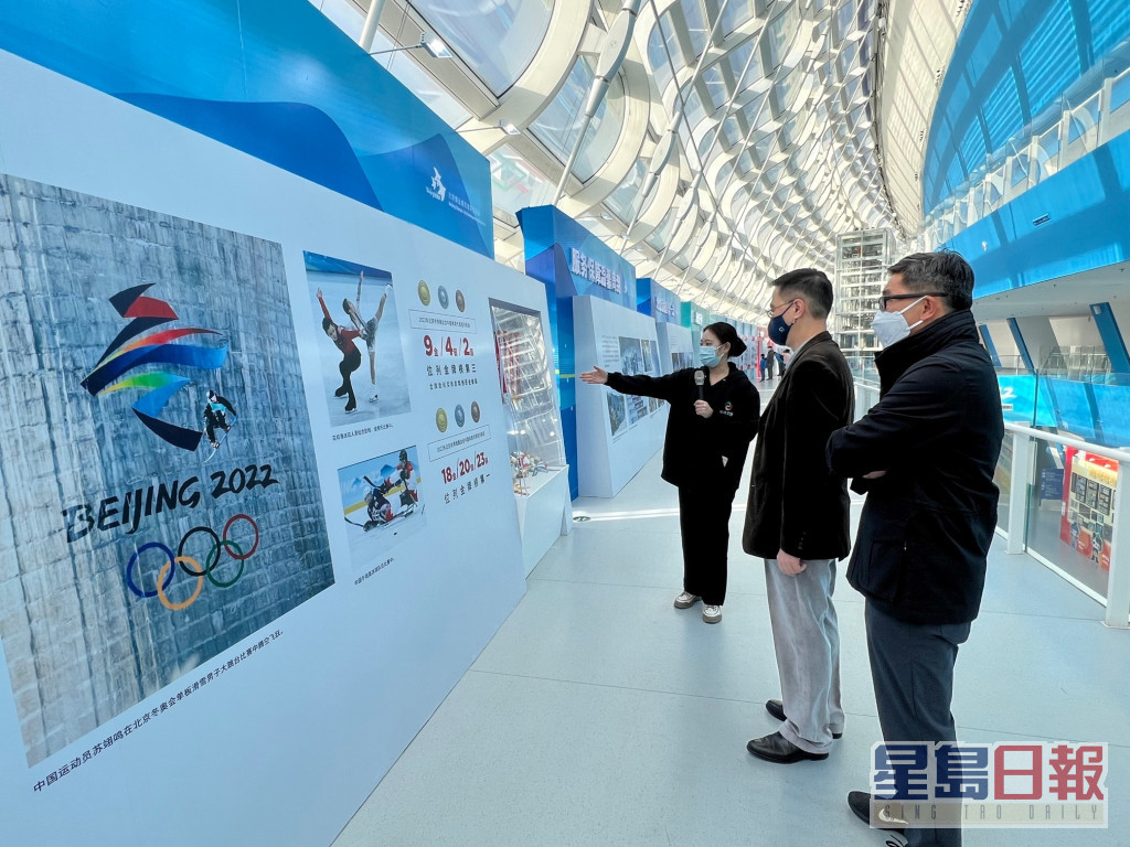 楊潤雄周日在署理體育專員鄭青雲（右）陪同下參觀北京國家速滑館展覽。政府新聞處圖片