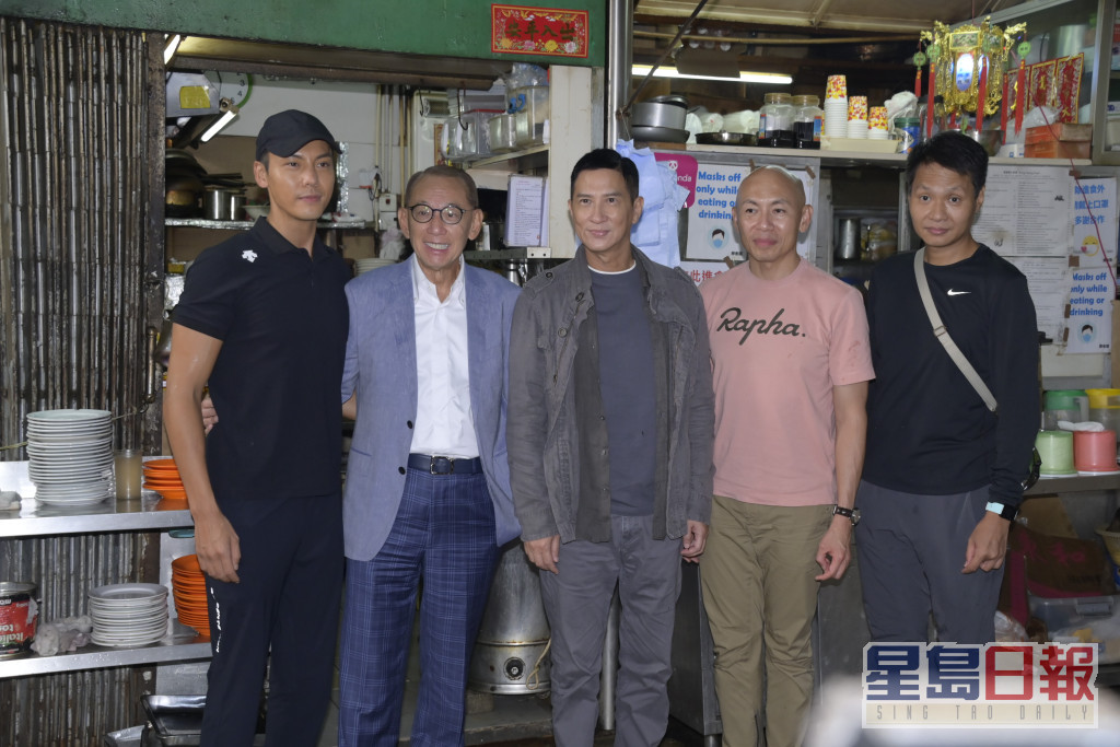 老板杨受成博士跟陈伟霆、张家辉、林超贤及导演唐唯瀚合照。