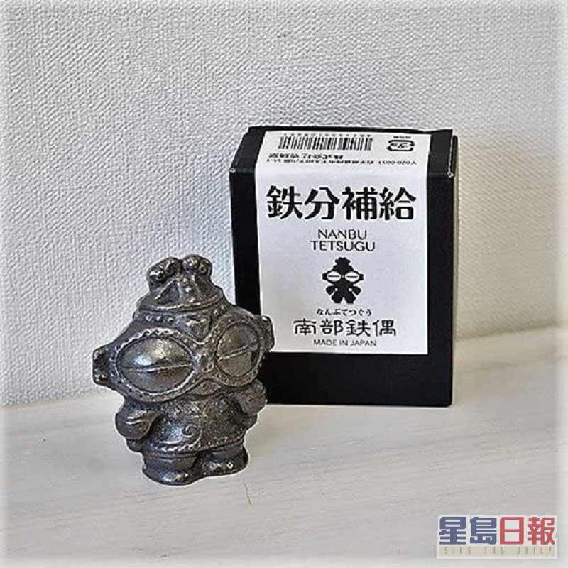 日本有商家出售造型特殊的铁块，宣称民众放进饭煲内。网上图片