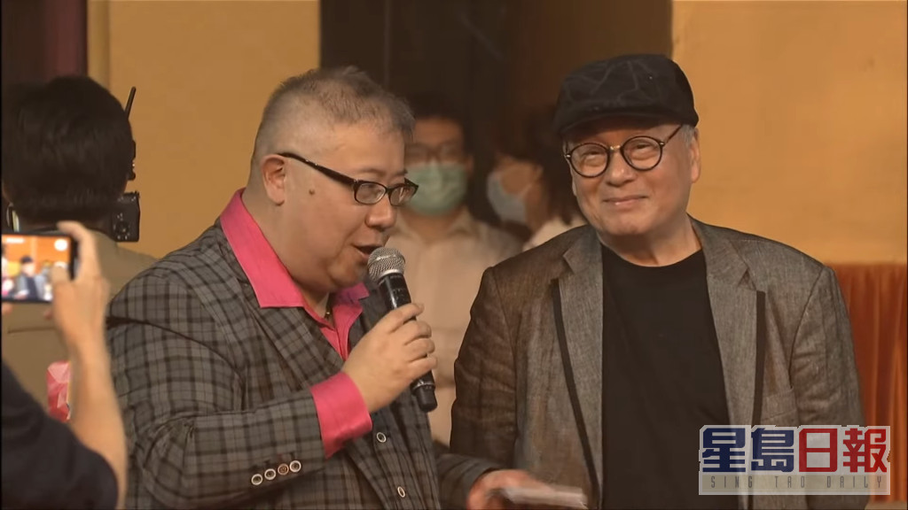 久未在港公开露面的锺伟强（右）现身大埔亚视总台举行《亚洲电视66周年台庆》。