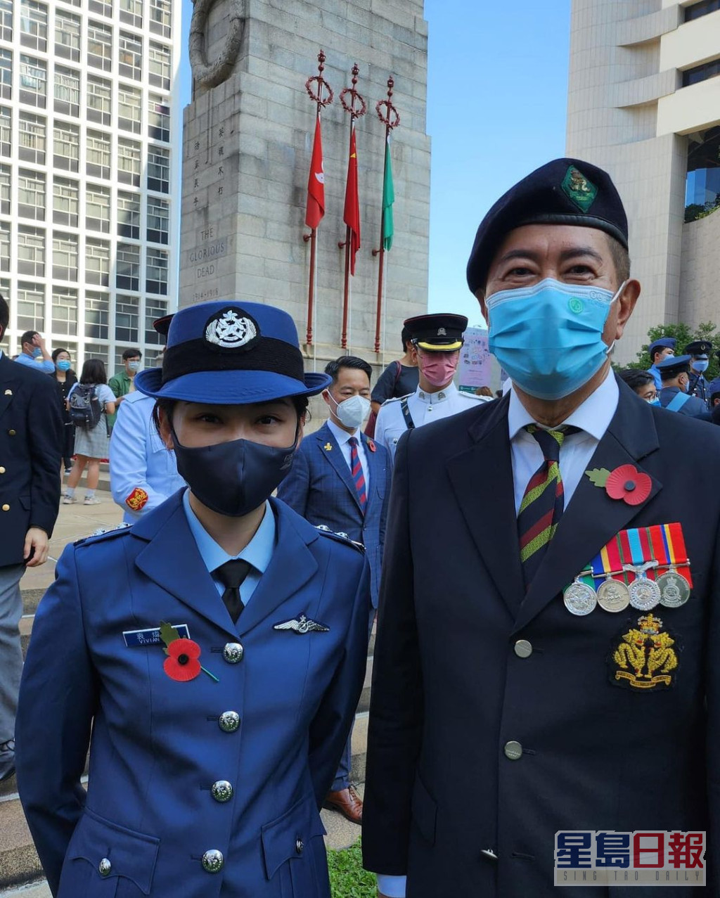 邓梓峰胸口勋章个个大有来头，(左起)香港航空青年团十年服务章、义勇军解散纪念章、航空青年团四十周年纪念章、英国Sandhurst 军校海外生纪念章。