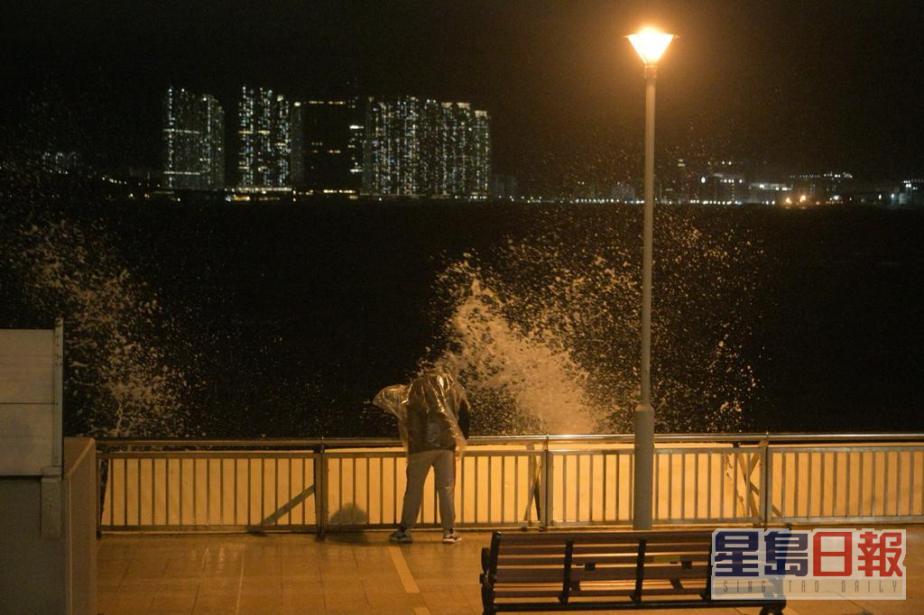 市民在杏花邨海边追风观浪。