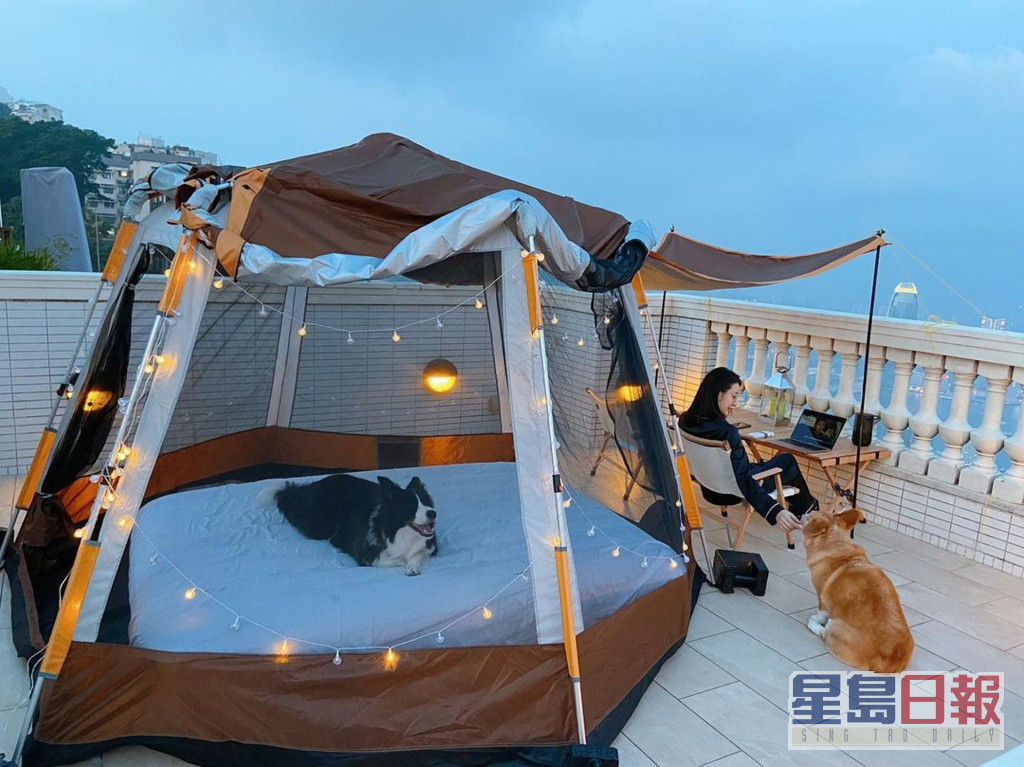 林夏薇在豪宅天台搭帐篷露营。