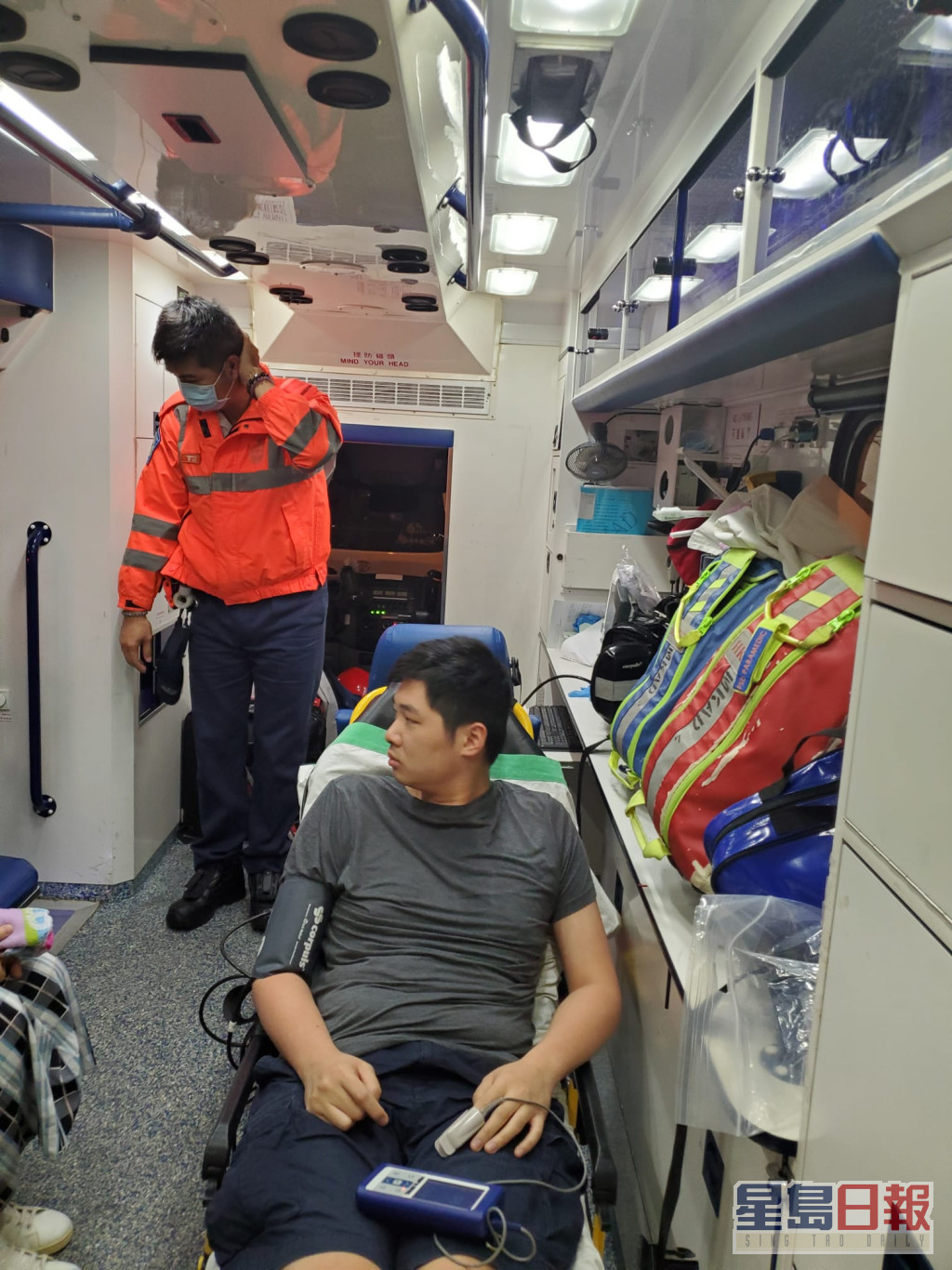 一名男子疑吸入濃煙不適，登上救護車接治療。