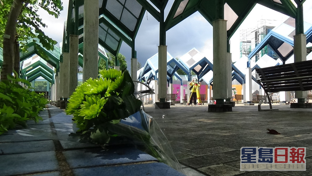 太古城鰂魚涌公園爭產開槍殺人案發生後，有市民到現場獻上鮮花。資料圖片