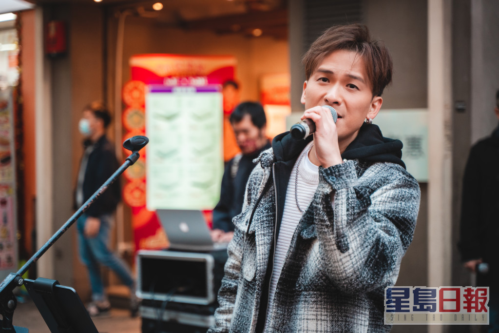 曾主持有線電視節目《線動真音樂》的周吉佩，2009年加入香港電台「TeenPower」擔任Web J，2013年至2018年間轉投傳媒行業，先後於兩家報社擔任網絡節目主持。