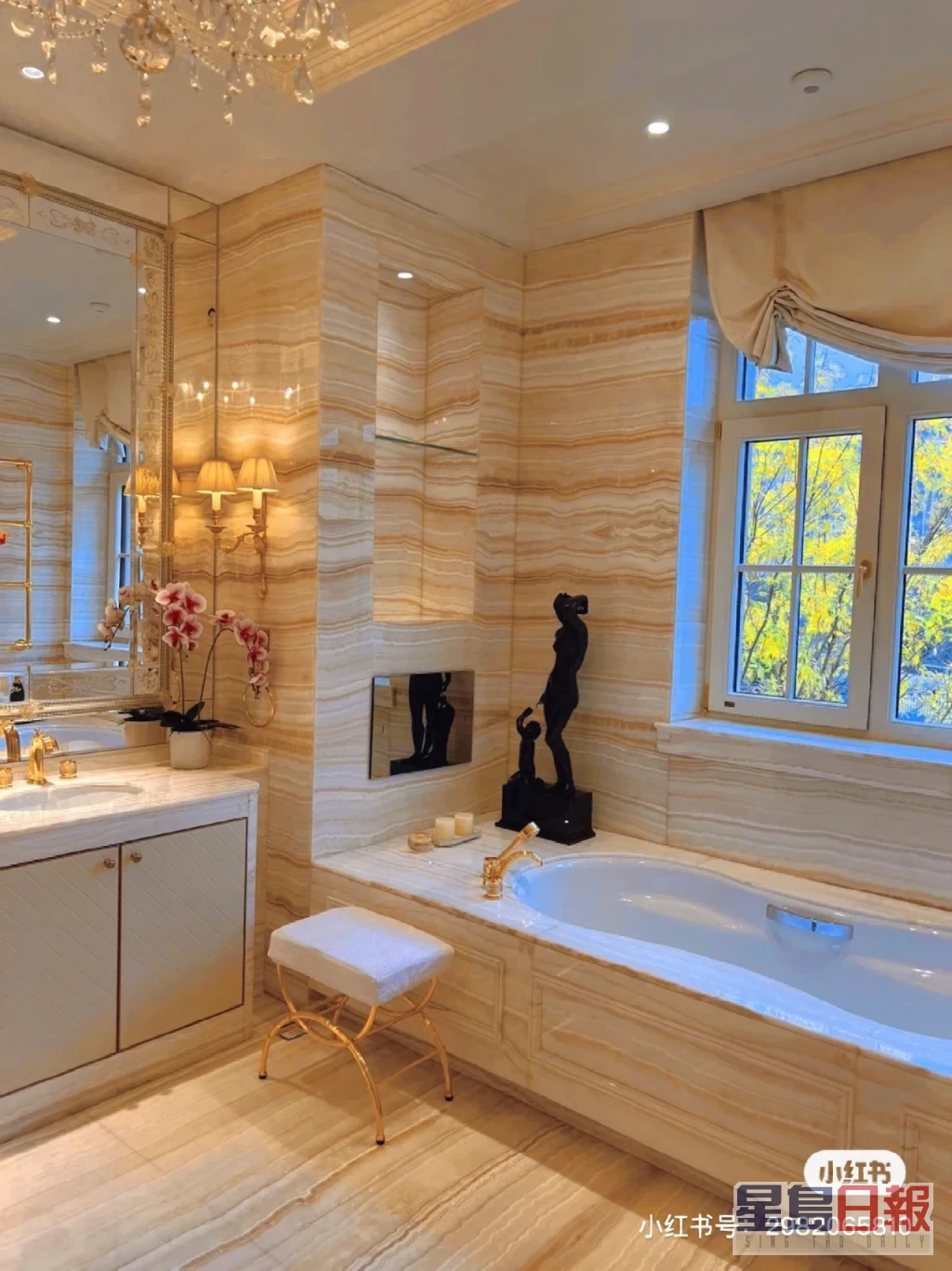 浴室配上金色洁具，有点土豪。