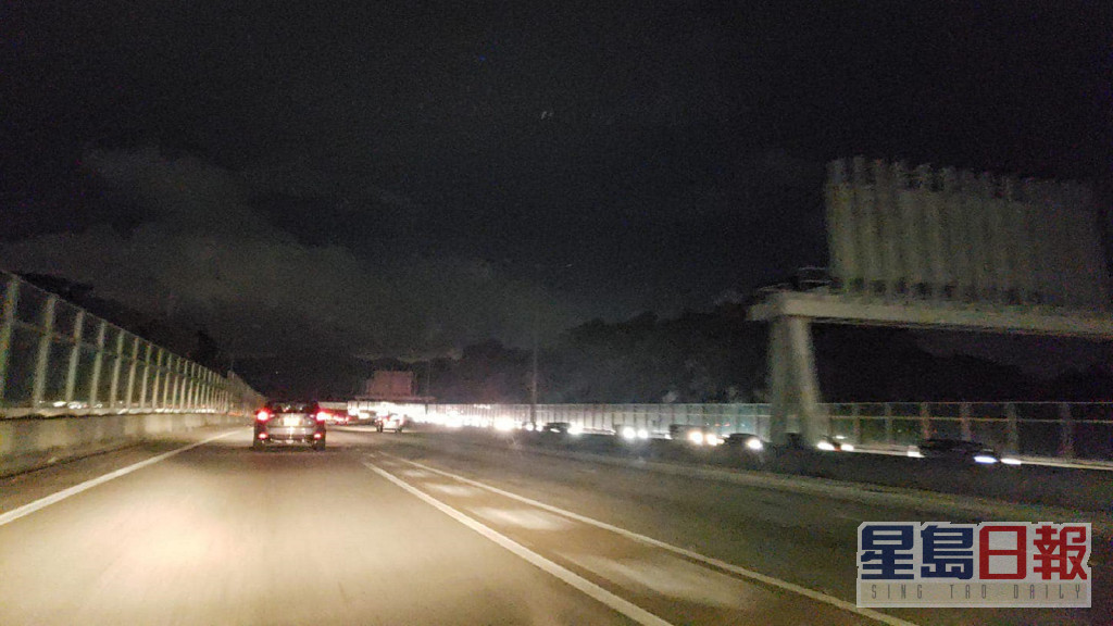 公路上的街燈熄滅。網民温智丰圖片