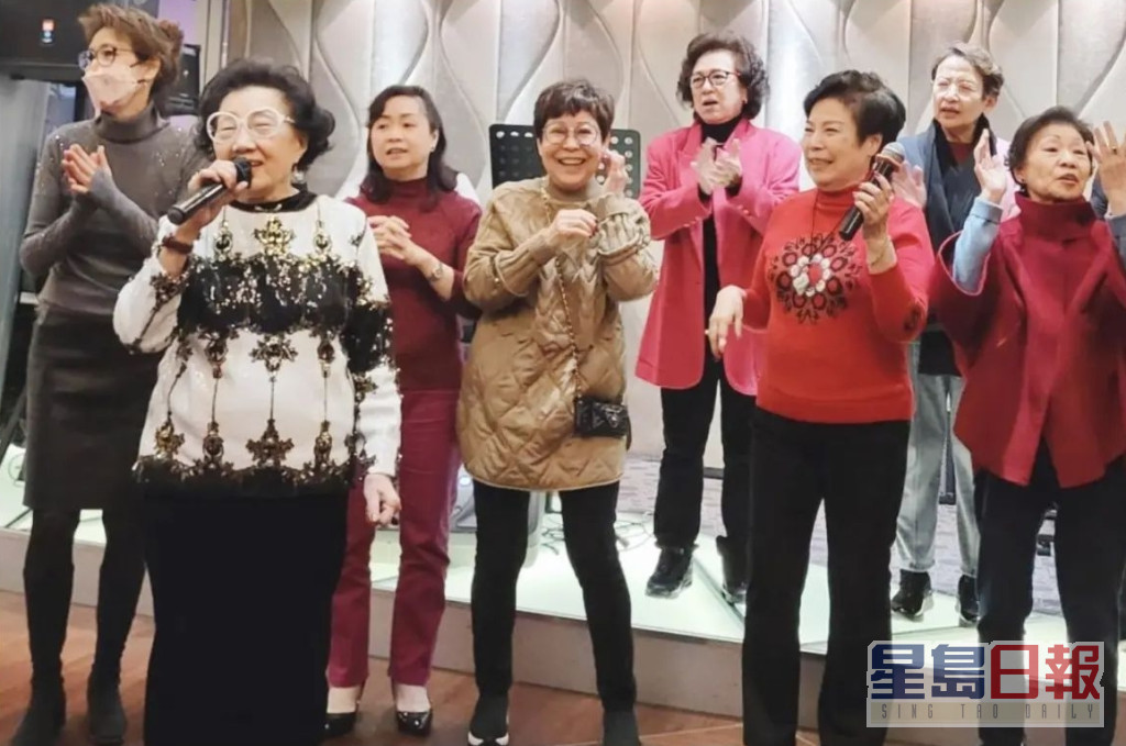 日前，冯素波公开「女团始祖」合照，并自嘲相中7名60年代夜总会头牌歌手加埋都600岁。