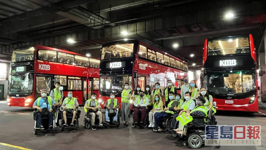 八個傷健團體早前到九巴九龍灣車廠，試用於輪椅停泊區新裝設的扶手並提供意見。九巴圖片