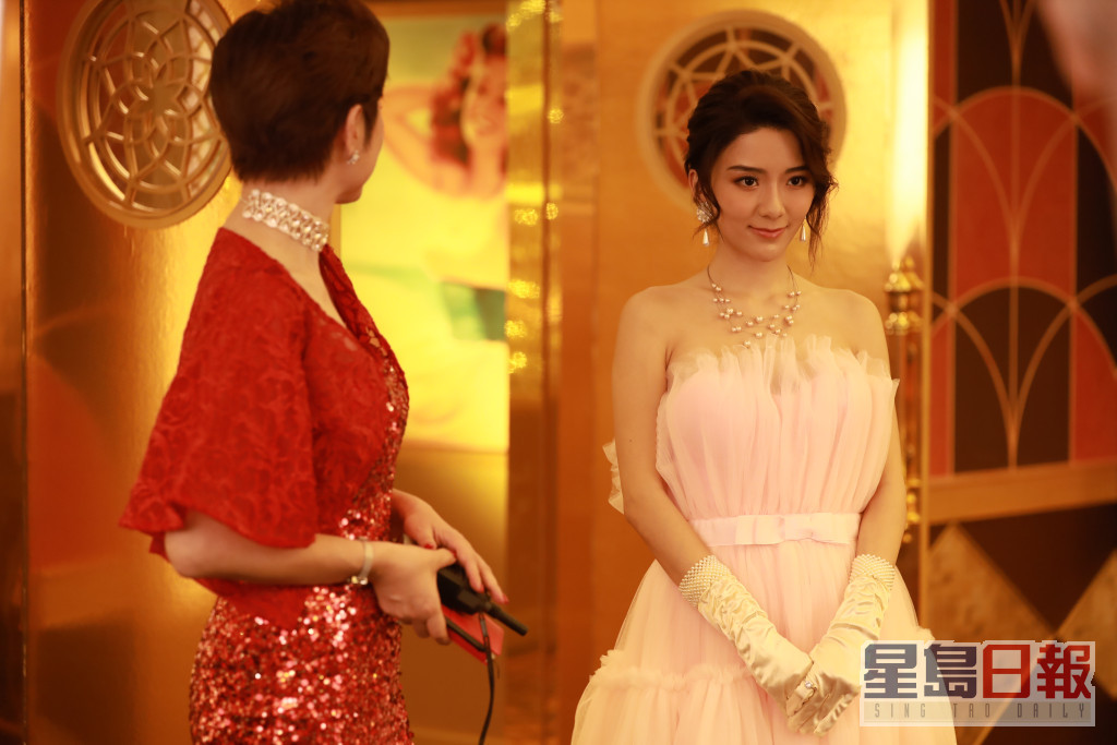 昨晚剧情讲到陈星妤饰演的「KK」正式加入「万国城夜总会」做舞小姐。