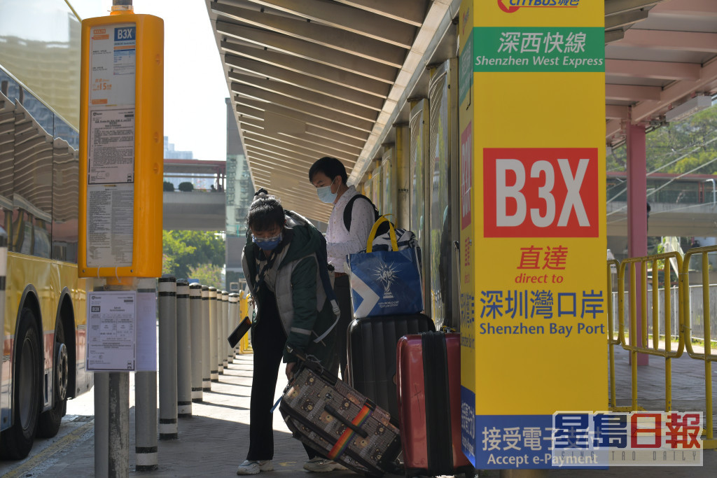 龔樹人表示B3X大部份班次將增加至15分鐘一班。梁譽東攝