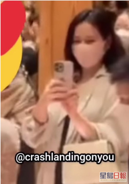孙艺珍最近被拍到于韩国出席友人婚礼，腹部隆起的她看来状态不俗。
